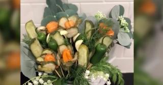 Ziua Îndrăgostiţilor. Buchetul cu murături înlocuieşte florile