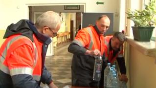 Avarie la reţeaua publică de alimentare cu apă din Ploieşti. Elevii au primit apă îmbuteliată în şcoli şi grădiniţe