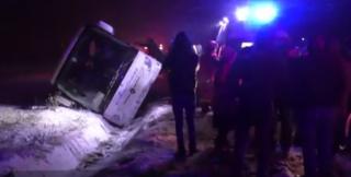 Autocar plin cu 29 de persoane s-a răsturnat în şanţ, după ce a derapat pe zăpadă, în Braşov