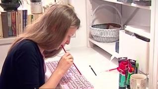 O femeie din Cluj şi-a descoperit adevărata pasiune: crearea bijuteriilor cu flori naturale