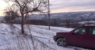 De mai bine de trei zile, un sat din judeţul Caraş-Severin stă îngropat în zăpadă