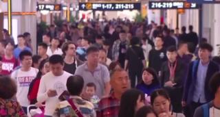 În China, creşterea unui copil este o povară financiară prea mare. Numărul naşterilor a scăzut în ultimii doi ani