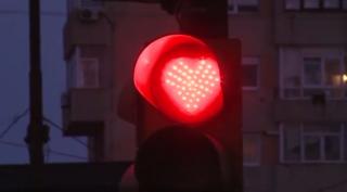 Ziua Îndrăgostiţilor. Semafoare cu inimioare roşii pentru şoferii din Constanţa