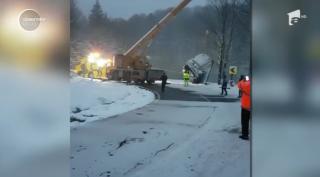 Operaţiune dificilă pentru deblocarea Drumului Naţional 10, în judeţul Covasna