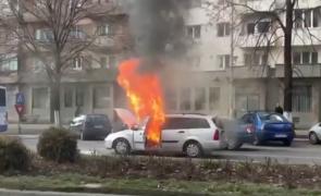 Doi bătrâni din Deva au scăpat în ultima clipă dintr-o mașină în flăcări