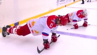 Vladimir Putin a făcut flotări pe gheaţă în echipament de hochei