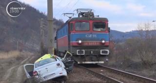 Şoferul taxiului spulberat de tren în Mehedinți se juca pe telefon, spune o victimă