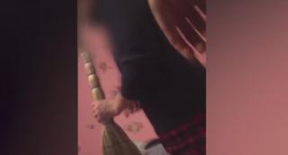 Mama băută care și-a snopit copilul în bătaie, în Vaslui, riscă să fie decăzută din drepturi