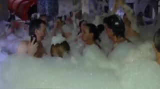 Mai multe cupluri au sărbătorit iubirea la o petrecere cu spumă la Băile Felix