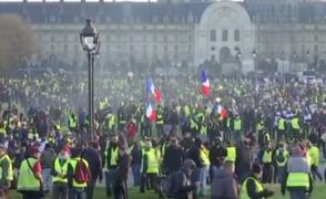 Proteste violente în Franţa şi Albania. Peste 40.000 francezi au luat parte la manifestaţia vestelor galbene