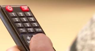 Din ce în ce mai mulţi români dezvoltă o boală modernă: dependenţa de seriale