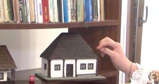 Un tânăr din Mureş recreează din lemn mici case tradiţionale, de pe vremea bunicilor