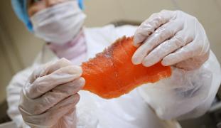 Somon afumat contaminat cu listeria, retras de pe piaţa. Explicaţiile producătorilor despre contaminare