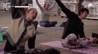 Metodă de destresare inedită. Cum se împacă yoga cu furia şi berea