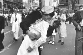 A murit George Mendonsa, protagonistul uneia dintre cele mai frumoase fotografii făcute vreodată
