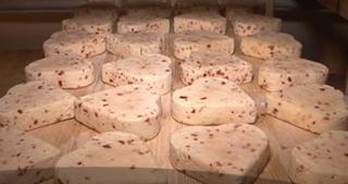 Dragobetele aprinde imaginaţia bucătarilor. Unii modelează pita în formă de inimă, alţii brânzeturile