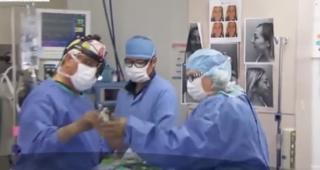 Un chirurg estetician a schimbat total viaţa unei adolescente, după ce i-a făcut, pe gratis, o operaţie