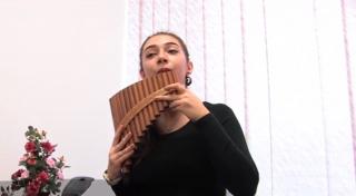 La 16 ani, un geniu al muzicii. O adolescentă din Oradea cântă la nu mai puţin de şapte instrumente