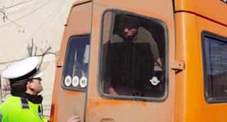 Poliţiştii din toată ţara au organizat razii, după ce o fetiţă de 12 ani a murit. Fata a căzut dintr-un microbuz supraaglomerat