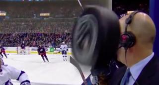 Cameră spartă de puc, la un meci de hockei din Statele Unite (Video)