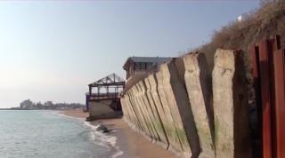 Faleza din Costineşti, în pericol de prăbuşire