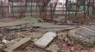 Sute de blocuri din Galaţi au subsolurile inundate