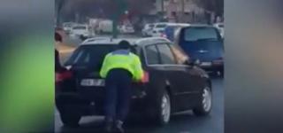 Gestul unui poliţist din Braşov, devenit viral. Agentul a fost filmat când ajută un şofer care a avut ghinion (Video)