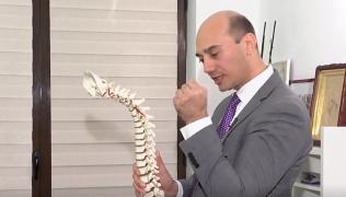 Telefonul deformează coloana. Tinerii, cei mai afectați