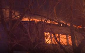 Incendiu puternic în București. O clădire cu spaţii de închiriat a luat foc