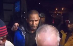 R. Kelly, inculpat pentru abuzuri sexuale. Artistul s-a predat la poliție