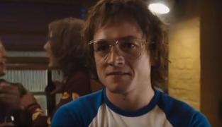 Actorul Theron Edgerton, ideal pentru rolul din filmul dedicat lui Elton John, Rocketman