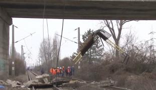 Podul din Ploieşti din au căzut bucăți peste calea ferată, un pericol public