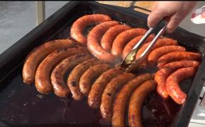 Cârnați tradiționali cu arome exotice, la Festivalul Cârnaţilor de la Nicolești