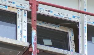 Un hoț infiltrat printre muncitorii care reabilitează blocurile a spart mai multe apartamente în București