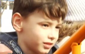 Vreau să ajut! La aproape şase ani, Luca pășește chinuit, cu sprijin