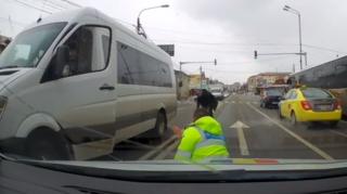 Imaginile zilei la Bacău, cu un poliţist care salvează un căţeluş de sub roţile maşinilor (Video)