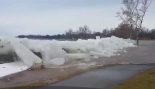 Fenomen spectaculos la graniţa Statelor Unite cu Canada. Bucăţi uriaşe de gheaţă, aduse la mal de o furtună violentă