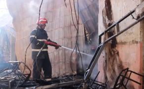 Incendiu lângă o şcoală din Buzău. 50 de elevi au fost evacuaţi de la cursuri