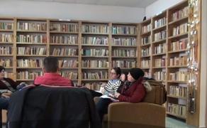 O librărie-cafenea din Alba Iulia ajută oamenii bolnavi. Toţi banii obţinuţi din vânzări sunt folosiţi în scop caritabil