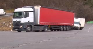 Şoseaua de pe Dealul Negru o ia la vale. Drumul e plin de dâmburi şi cratere