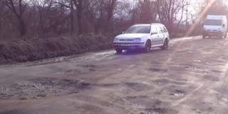 Cel mai circulat drum judeţean din Caraş-Severin este plin de gropi (Video)