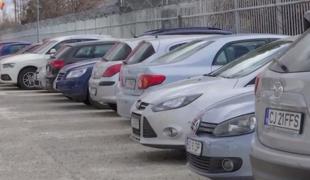 Nervi întinşi la maxim la Aeroportul Internaţional Cluj-Napoca. Oamenii plătesc tichete de parcare, dar nu sunt locuri libere