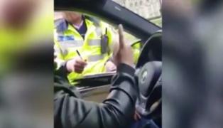 Gestul sfidător al şoferului oprit de poliţist în centrul Bucureştiului (Video)