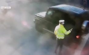 Un poliţist din Oradea care dirija circulaţia a fost lovit în plin de o maşină