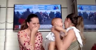 Reacție adorabilă a unui bebeluș, atunci când o vede pe sora geamănă a mamei