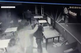 Tânără bătută cu bestialitate de un interloc, într-un bar din Suceava (Video)