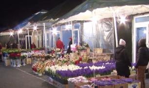 Cumpărături de mărțișor, în toiul nopții. Vânzătorii aşteaptă primii clienţi