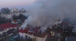 Un incendiu puternic a cuprins două vile de tip duplex din Iaşi