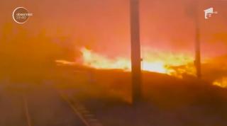Un tren de călători a trecut prin foc, pe un câmp mistuit de un incendiu, în Rusia (Video)