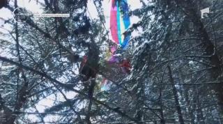 Un parapantist a căzut într-un copac, în Poiana Brașov, la 10 metri de sol (Video)
